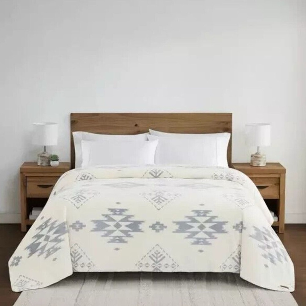 Pendleton Elegant Cream and Gray Queen Blanket
